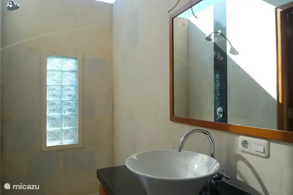 uno de los tres baños