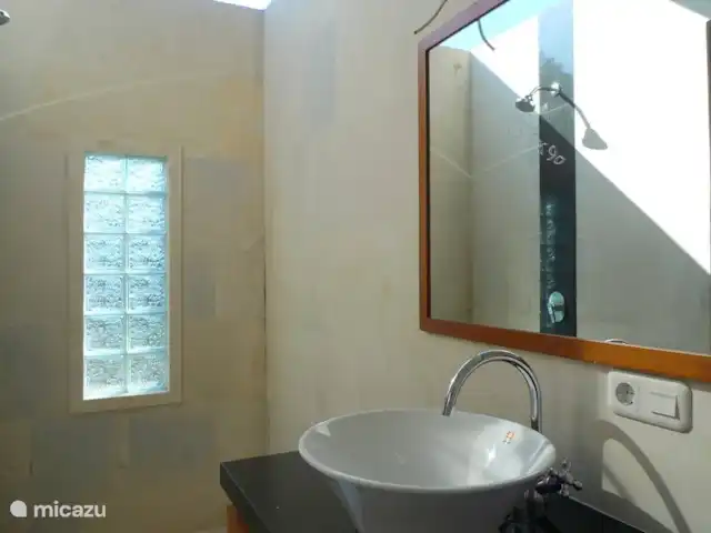 Villa Jompo Lovina en Indonesia, Bali, Lovina - villa uno de los tres baños