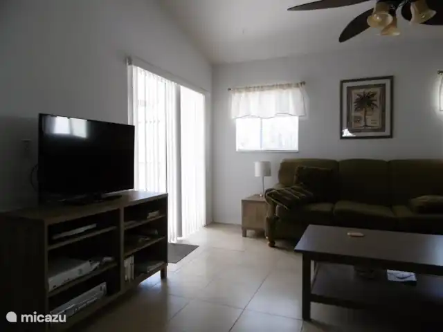 casa vacacional en Estados Unidos, Florida, Davenport – villa de florida davenport Sala de estar, con puertas corredizas al patio.