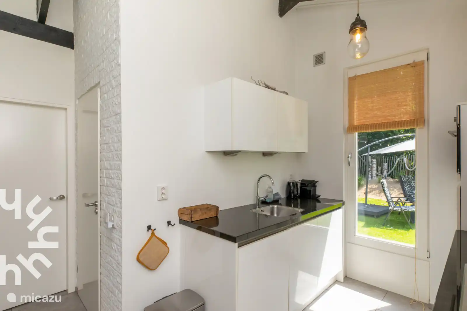 keuken van alle gemakken voorzien, combi magnetron, diepvries, koelkast, nespresso apparaat, schoonmaakartikelen en kruiden