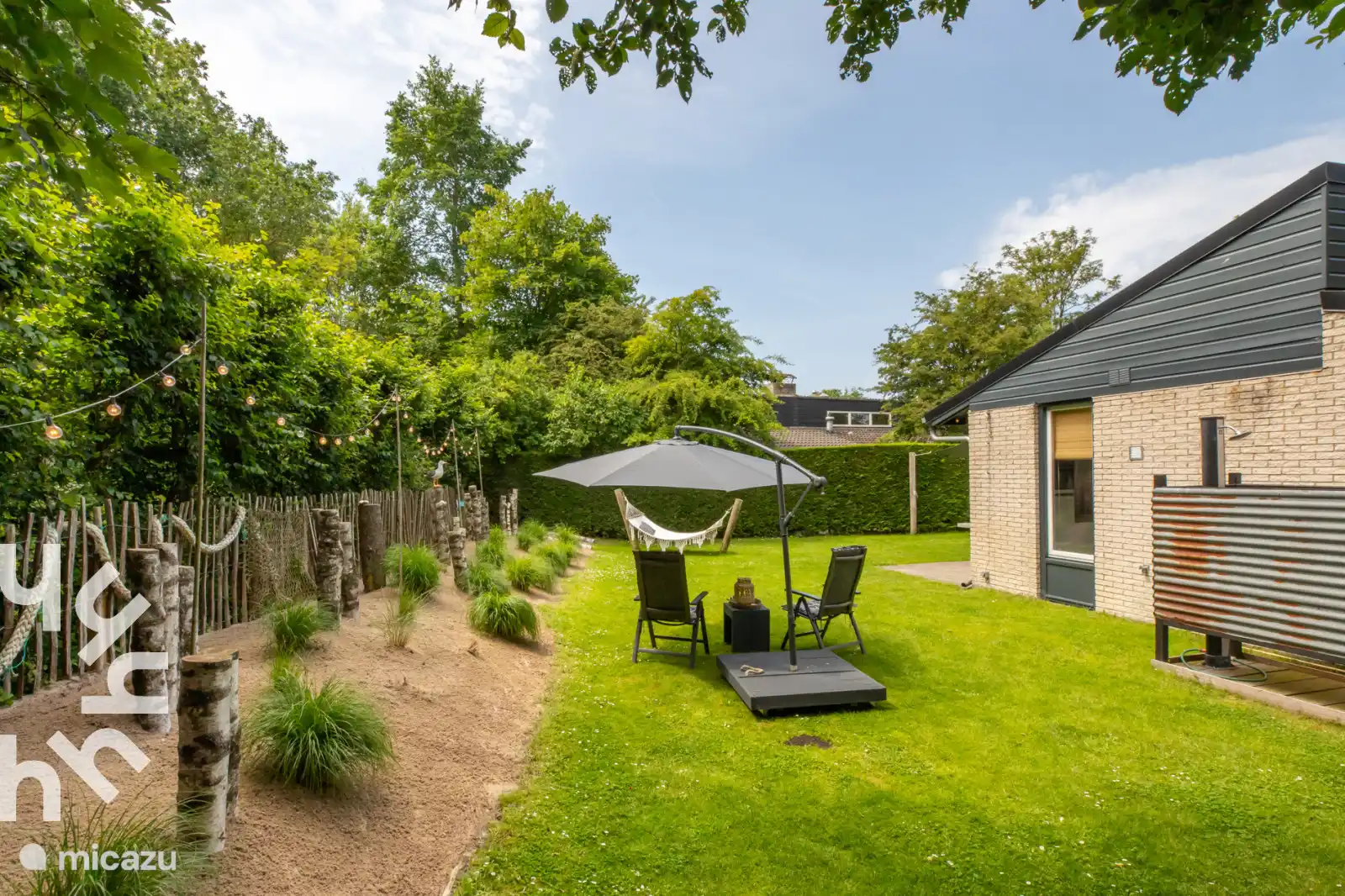 ruime tuin altijd wel een gezellig plekje te vinden in de zon of schaduw