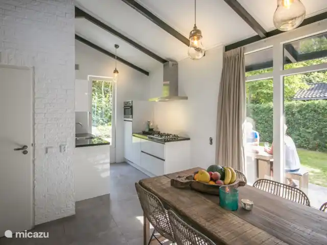 Location de Vacances Pays-Bas, Hollande méridionale, Ouddorp, maison de vacances - Futur 10 vue de la cuisine avec micro-ondes, lave-vaisselle et congélateur.