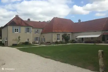 Vakantiehuis Frankrijk, Haute-Marne, Rennepont landhuis / kasteel Domaine Rennepont en Champagne binnentuin