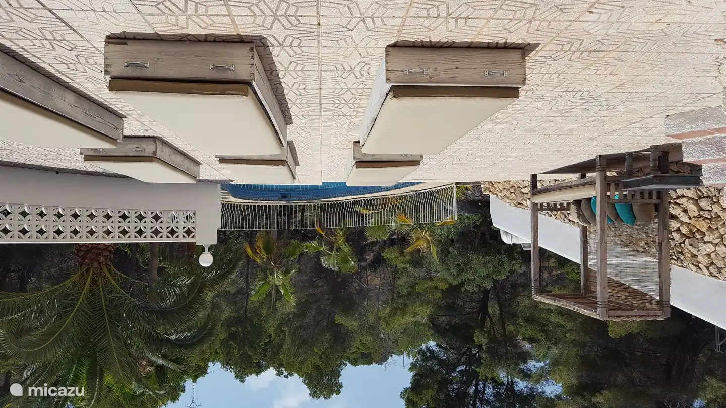 Blick vom Loungebereich auf den Pool.