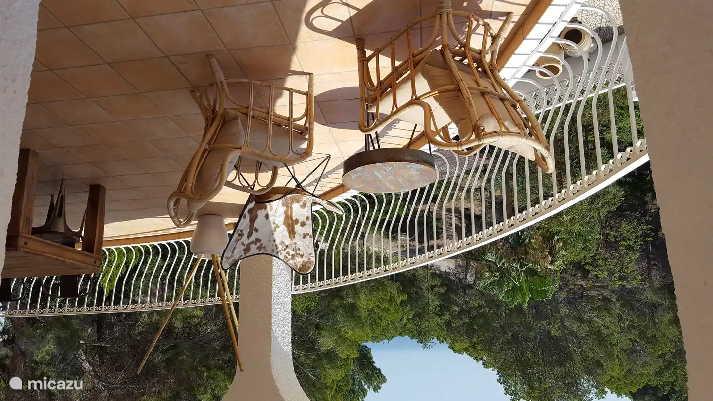 Diese Veranda ist mit Blick auf das Meer, den Pool und das Grün bedeckt.