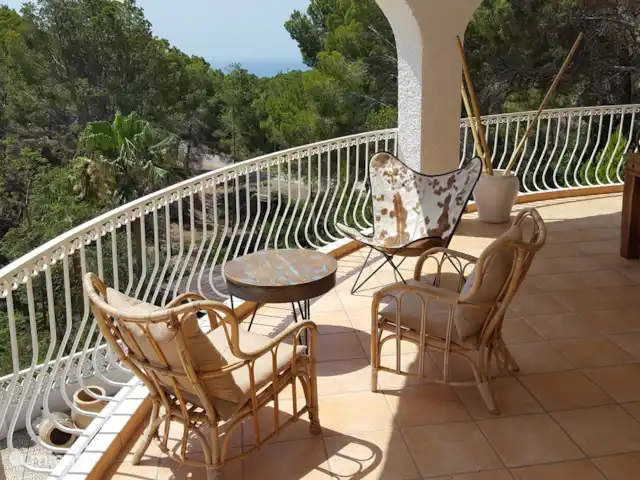 Villa 2-10 p met zeezicht en zwembad huren in Spanje, Costa Blanca, Altea - villa Deze veranda is overdekt met uitzicht op zee, het zwembad en het groen.
