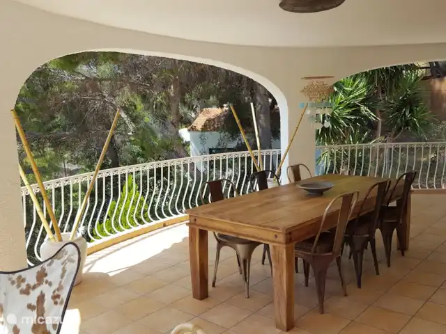 Villa 2-10 p met zeezicht en zwembad huren in Spanje, Costa Blanca, Altea - villa Hier kan je heerlijk met elkaar barbecuën. Extra stoelen haalt u uit de woonkamer.
