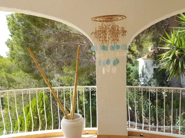 Villa 2-10 p met zeezicht en zwembad huren in Spanje, Costa Blanca, Altea - villa Alle meubels en woonaccessoires komen uit onze favoriete winkel Cha Cha Muebles. Zij hebben ons interieur volledig aangepakt.