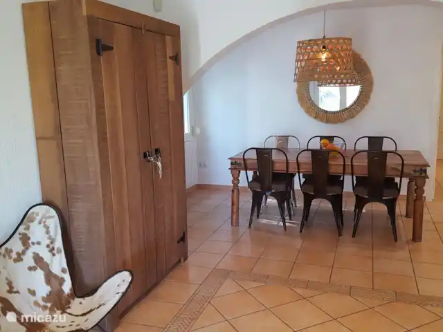 Villa 2-10 p met zeezicht en zwembad huren in Spanje, Costa Blanca, Altea - villa Ook binnen kun je heerlijk tafelen.