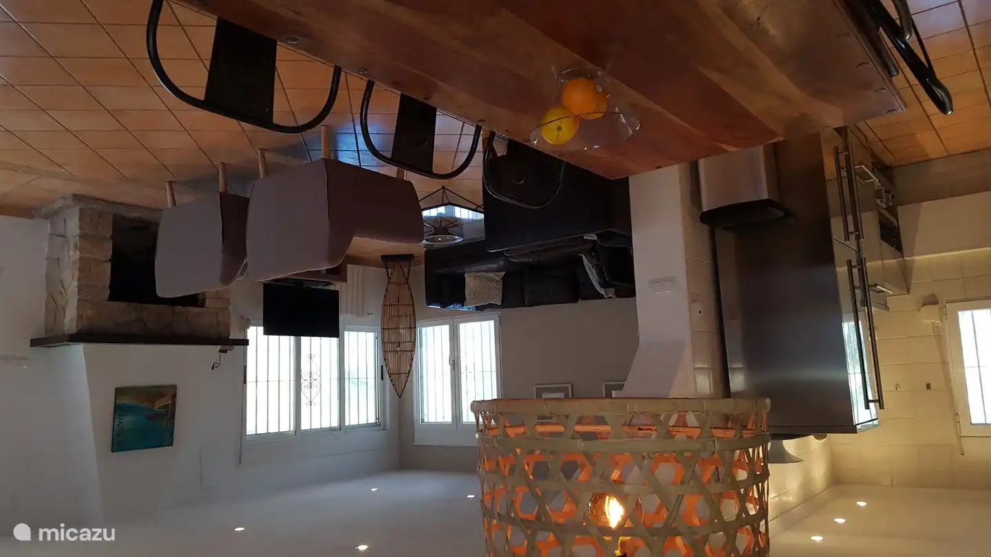 Ein geräumiges Wohnzimmer mit Fernsehecke mit allen erdenklichen Sendern.