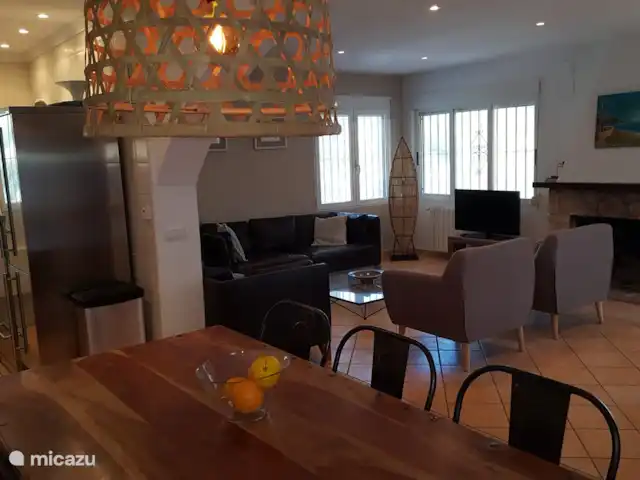 Villa 2-10 p met zeezicht en zwembad huren in Spanje, Costa Blanca, Altea - villa Een ruime living met televisiehoek met alle denkbare zenders.