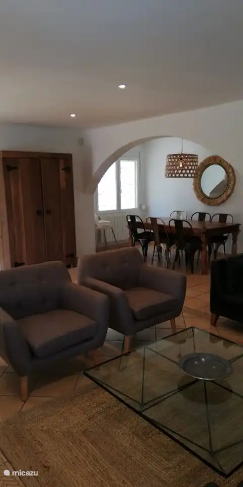 Sitzgelegenheiten sind sowohl drinnen als auch draußen vorhanden.