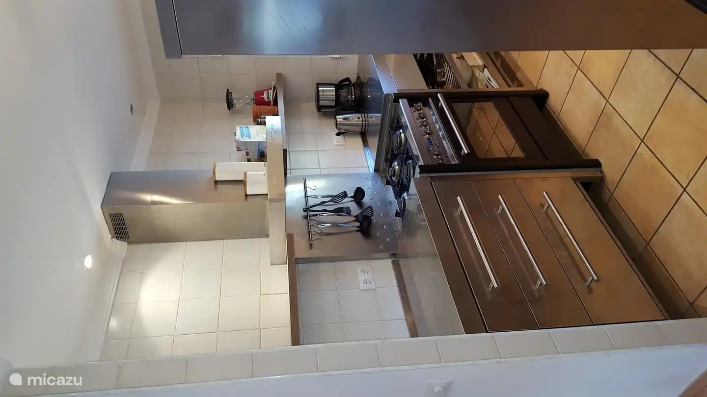 Die Küche ist komplett ausgestattet.