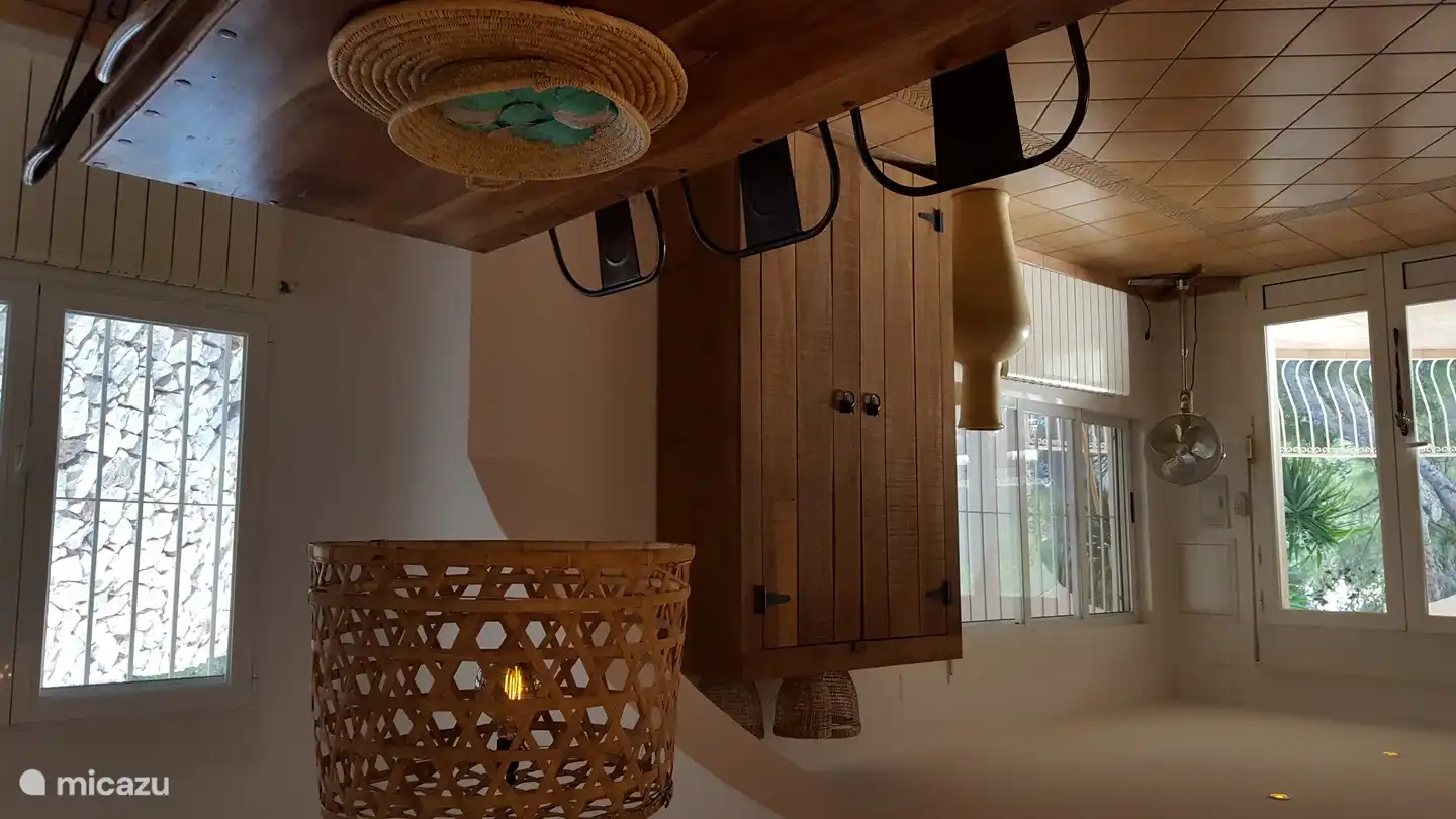 Unser Wohnzimmer ist geräumig und hell.