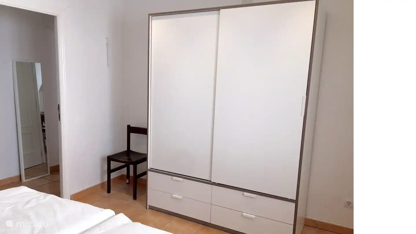 Ein Kleiderschrank, um all Ihre mitgebrachten Kleidungsstücke ordentlich zu verstauen.