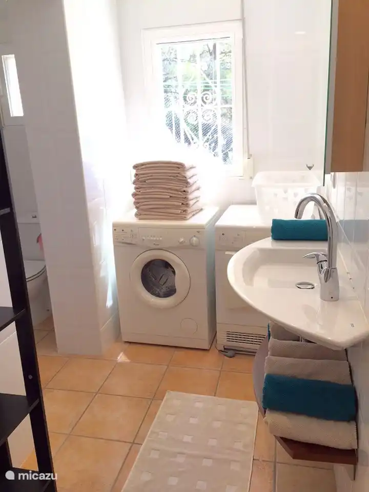 Wäsche waschen und trocknen. Alles ist da. Im 1. Stock.