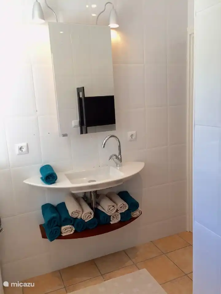 Handtücher und Strandtücher sind selbstverständlich vorhanden.