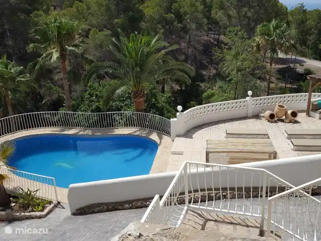 Villa 2-10 p met zeezicht en zwembad huren in Spanje, Costa Blanca, Altea - villa Het zwembad omringt met groen.