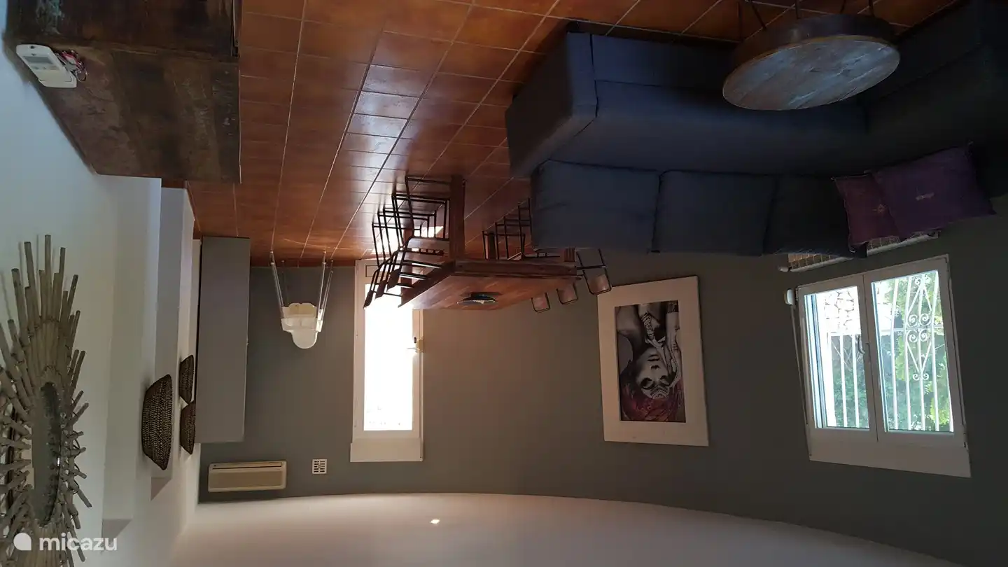 Das Sofa kann in ein Doppelbett umgewandelt werden.