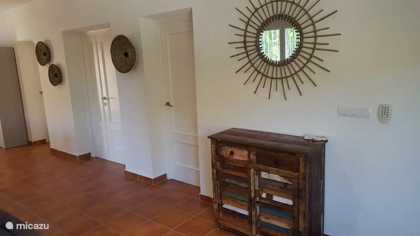 Die Wohnung im Erdgeschoss wurde ebenfalls von unseren Freunden von Cha Cha Muebles aus Altea eingerichtet.