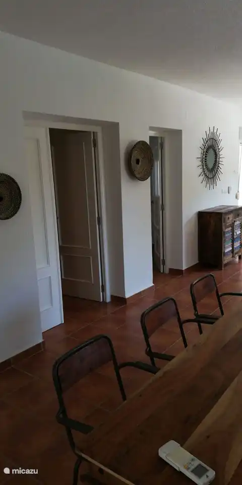 Auch hier ein schöner Esstisch zum Arbeiten und Chillen.