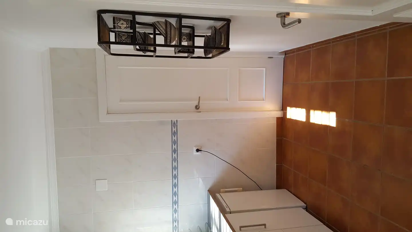 Die Küche mit der Tür zum 2. Badezimmer.