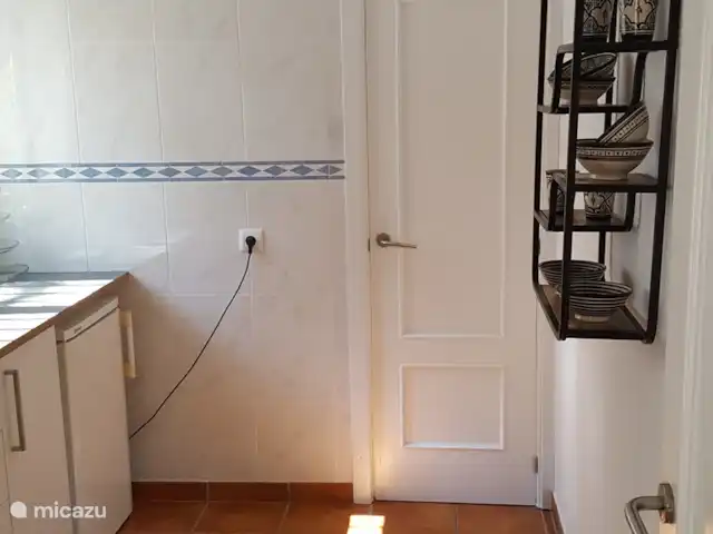 Villa 2-10 p met zeezicht en zwembad huren in Spanje, Costa Blanca, Altea - villa De keuken met de deur naar de 2e badkamer.