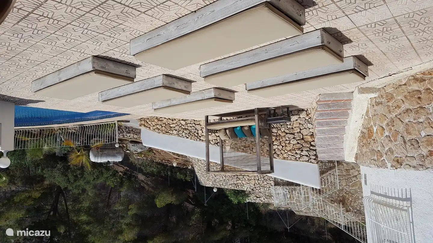 Ein schönes Loungesofa neben den Sonnenliegen am Pool.