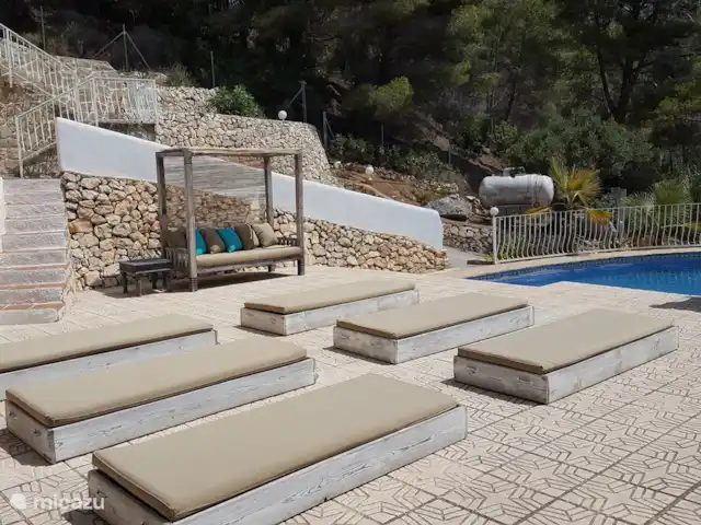 Villa 2-10 p met zeezicht en zwembad huren in Spanje, Costa Blanca, Altea - villa Een heerlijk loungebankje naast de ligbedden aan het zwembad.