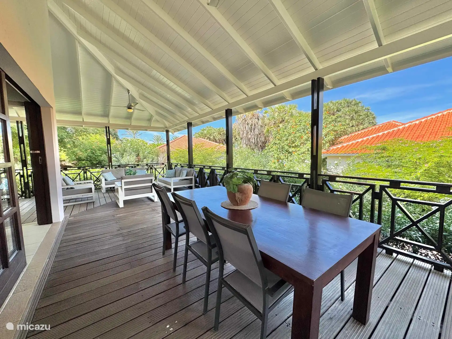 Table à manger sur la terrasse