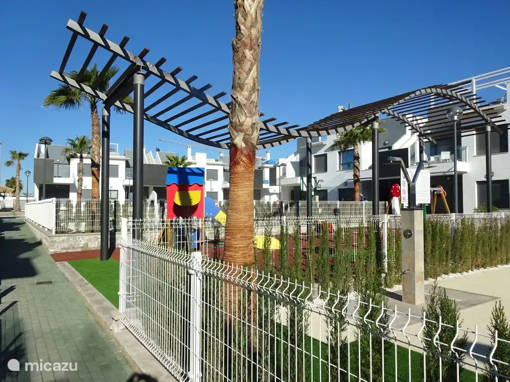 Spielgeräte zwischen den beiden Pools