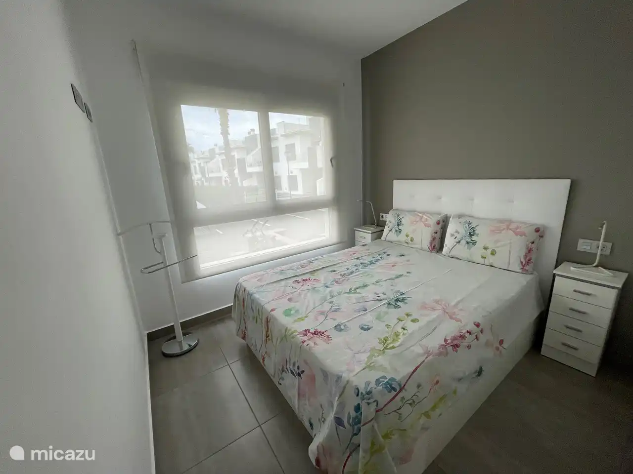 Das Hauptschlafzimmer mit Bad, einem großen Schrank und eine Klimaanlage (kalt / warm)