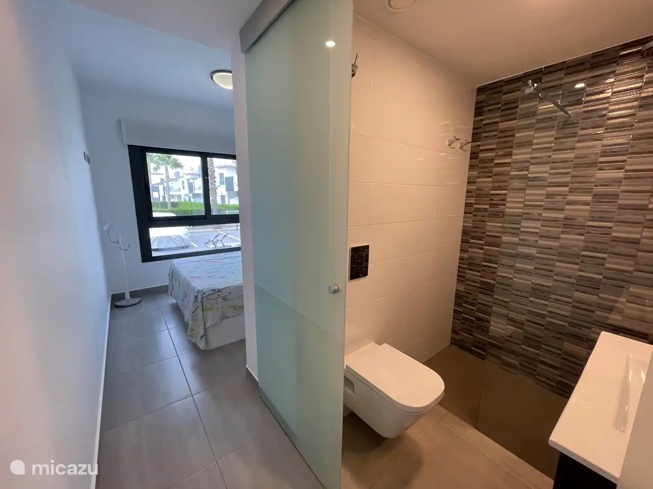 Übersicht über Schlafzimmer mit Bad