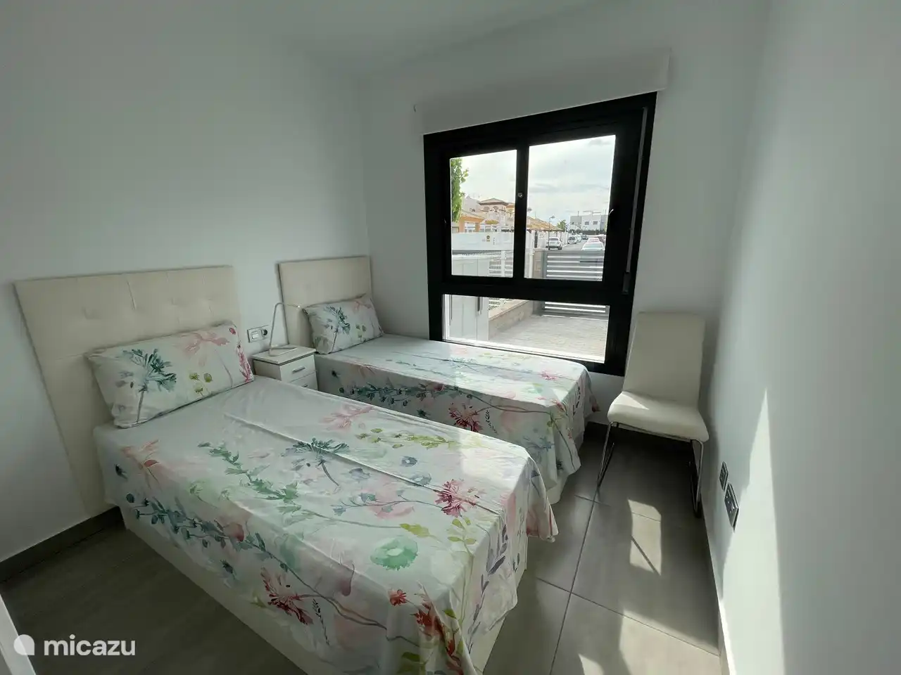 Zweites Schlafzimmer mit zwei Einzelbetten, großer Einbauschrank und Klimaanlage (kalt / warm)