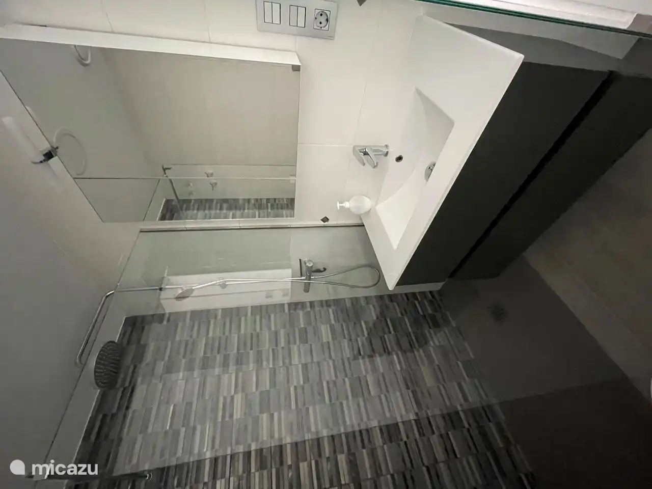 Die en-suite Badezimmer mit modernen Waschbecken, Spiegelschrank, WC und regen Dusche