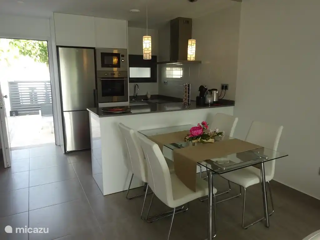 Die offene Küche ist mit allen Geräten ausgestattet