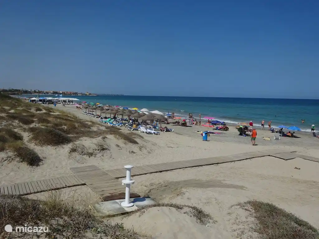 Überblick über den Strand mit ausreichend Parkplätze in unmittelbarer Nähe
