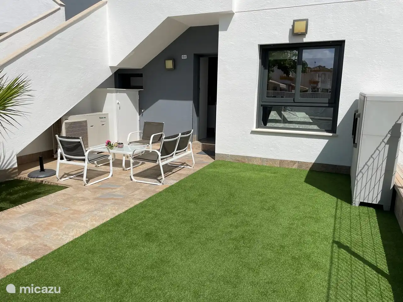 Der Hinterhof mit Lounge.