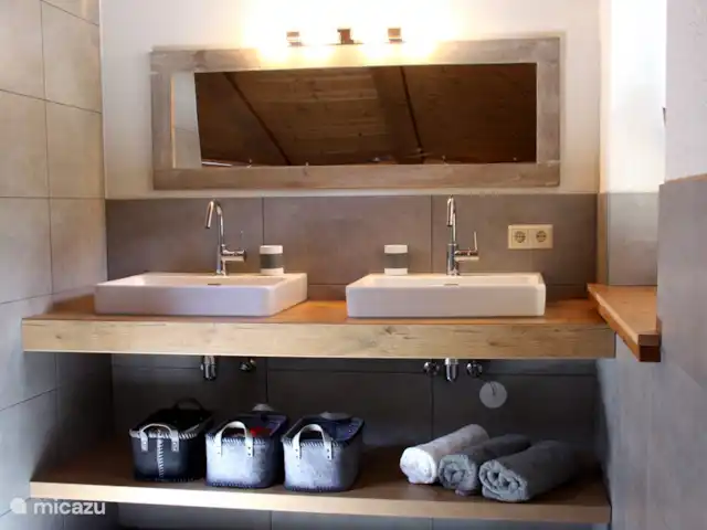 Tauern Apartment Schrempf Anna huren in Oostenrijk, Salzburgerland, Niedernsill - appartement Badkamer 3