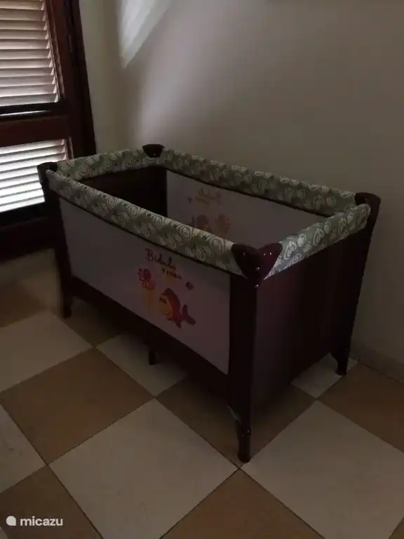 Es steht ein Kinderbett zur Verfügung