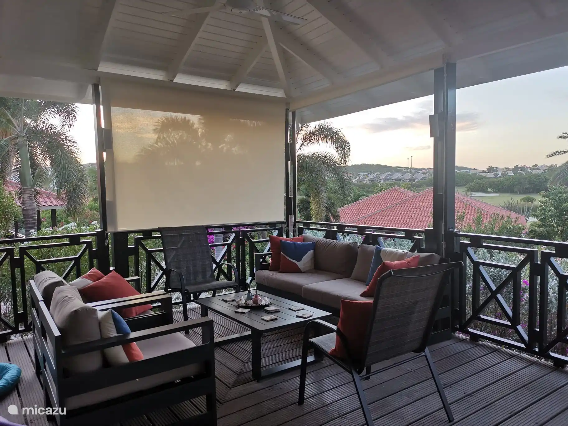 Lounge auf der Veranda mit Markise