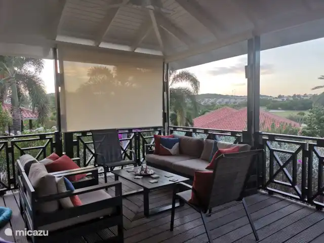 Villa 16 - Près de la piscine et de la plage | Curaçao, Curaçao-Centre, Blue Bay - villa Salon sur le porche avec auvent