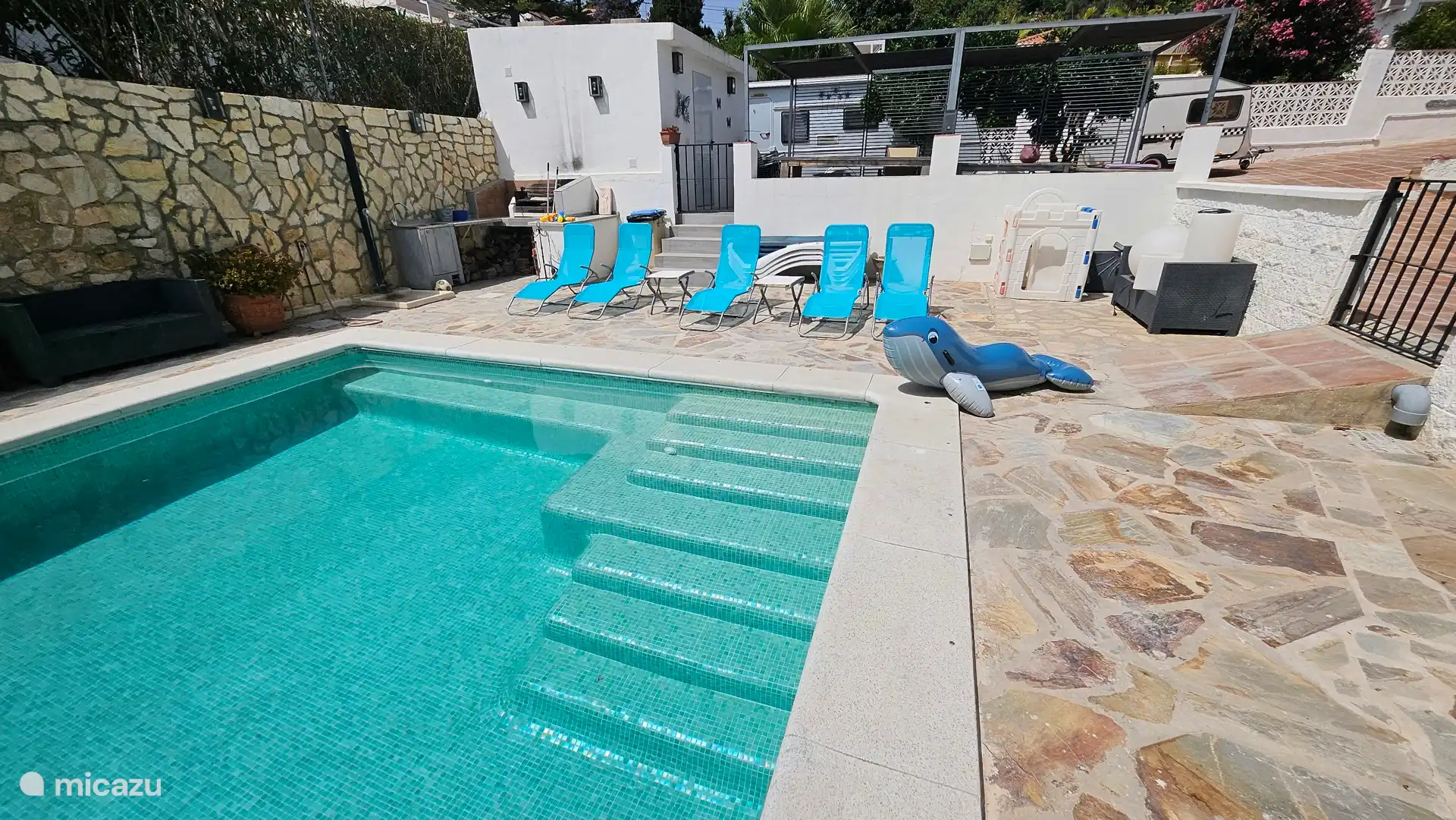 piscina y barbacoa