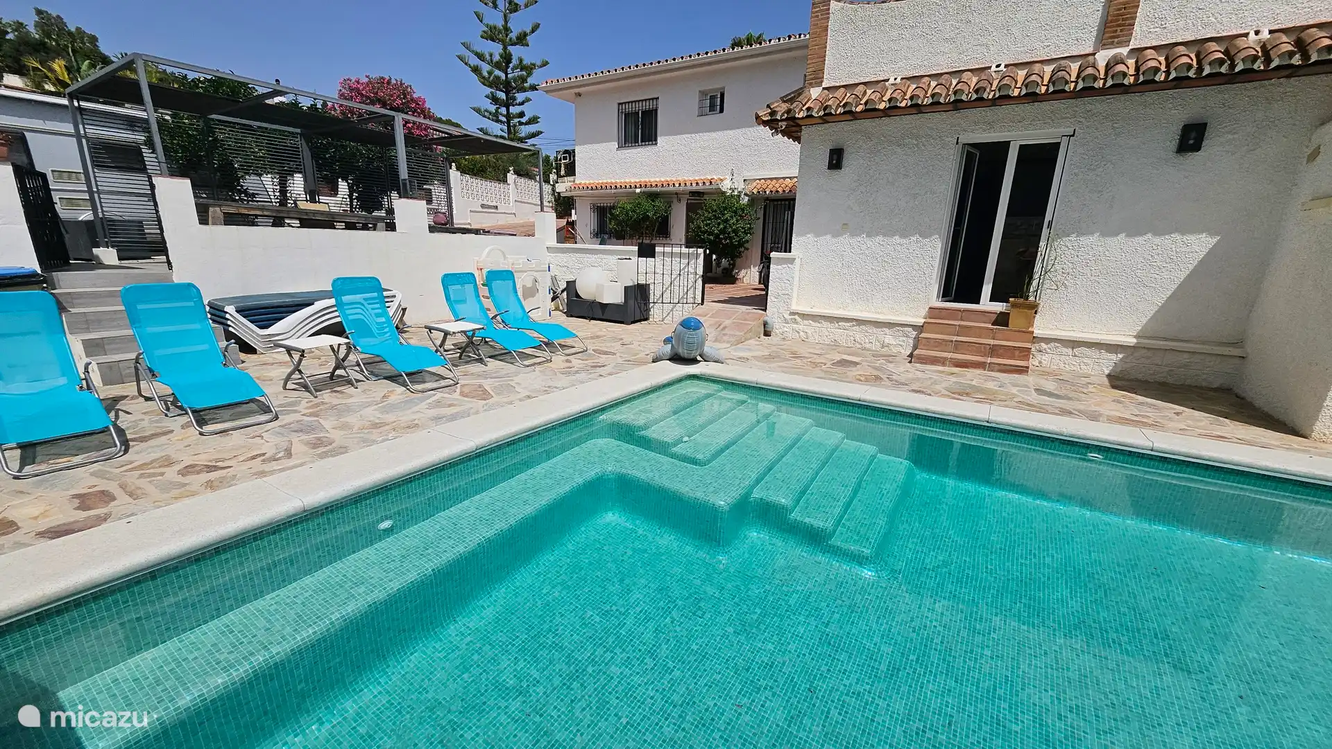 asiento de piscina y escaleras