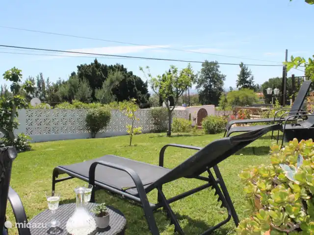 El Camarote à Mijas | Espagne, Andalousie, Mijas - villa grand jardin gazonné sur la terrasse avec plusieurs chaises longues