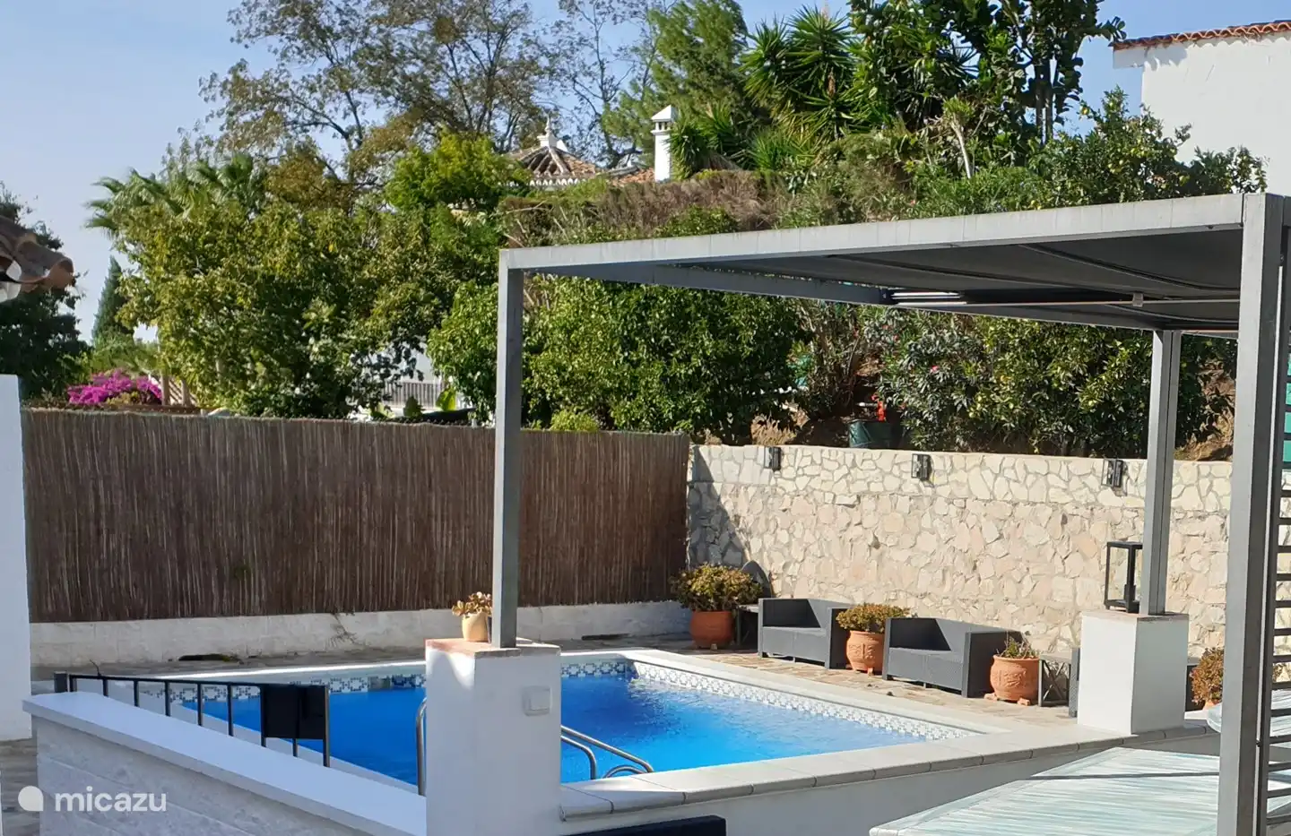 neue überdachte Terrasse am Pool