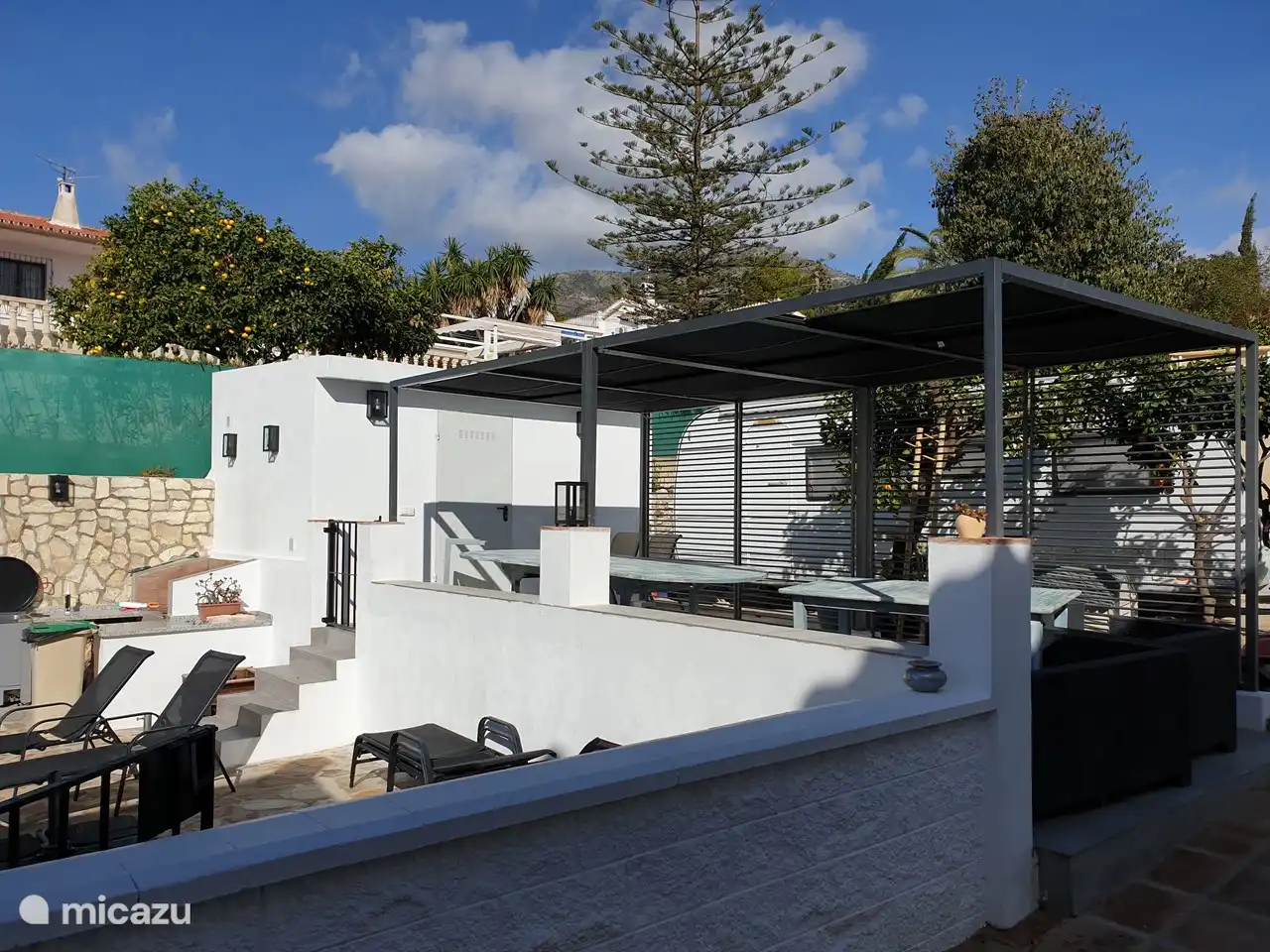 neue überdachte Terrasse am Pool