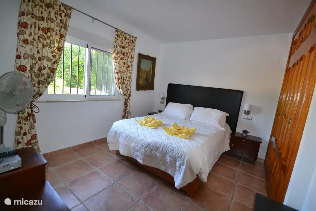 Hauptschlafzimmer mit eigenem Bad und Bett 180x200