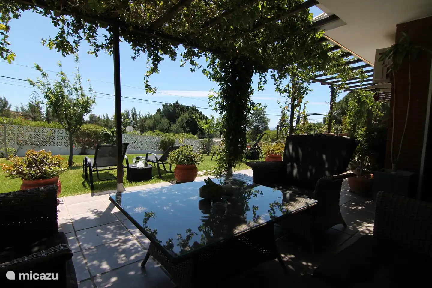 überdachte Terrasse mit natürlichem Schatten