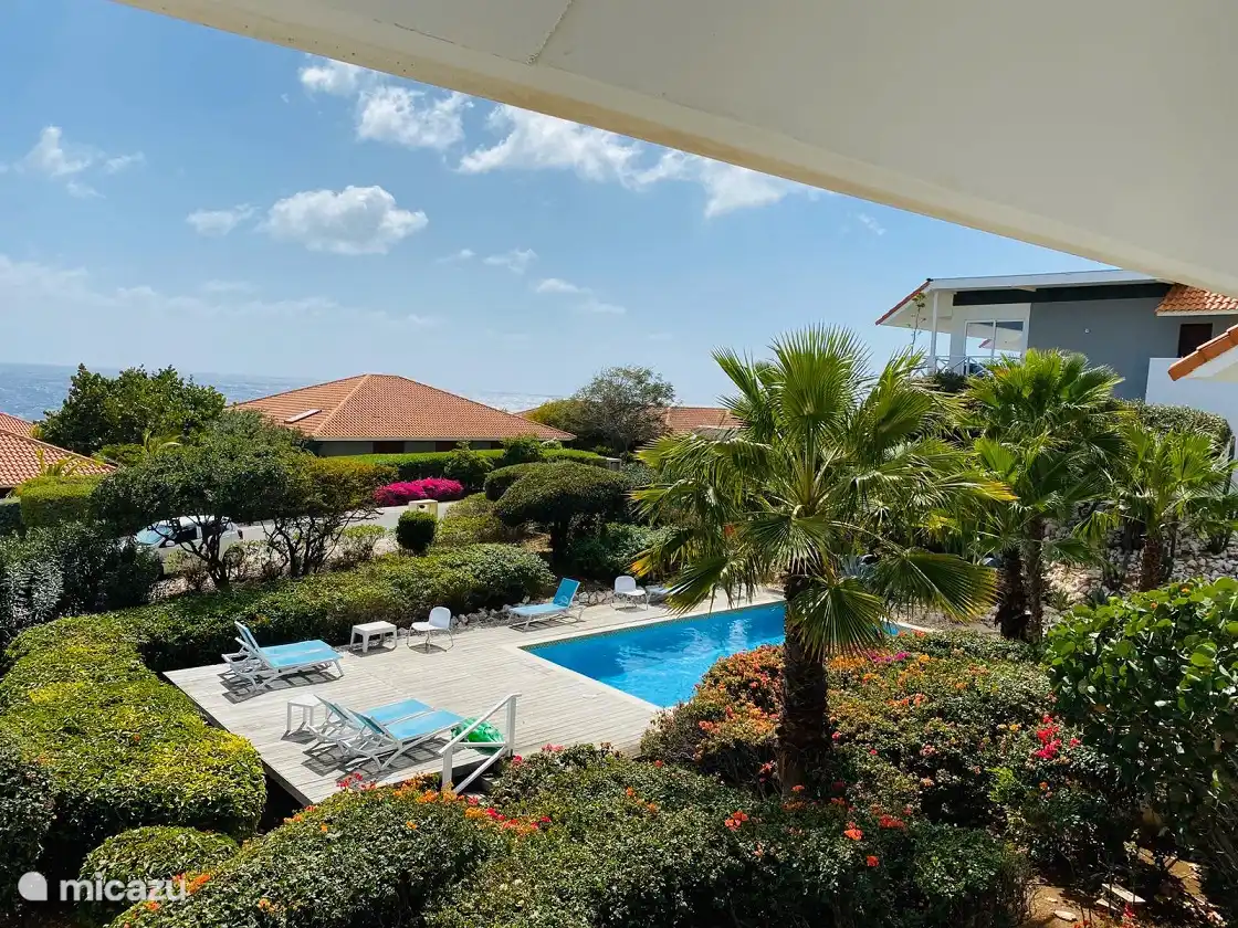 Meer- und Poolblick